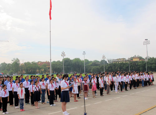 Các dũng sỹ “Nghìn việc tốt” báo công dâng Bác.